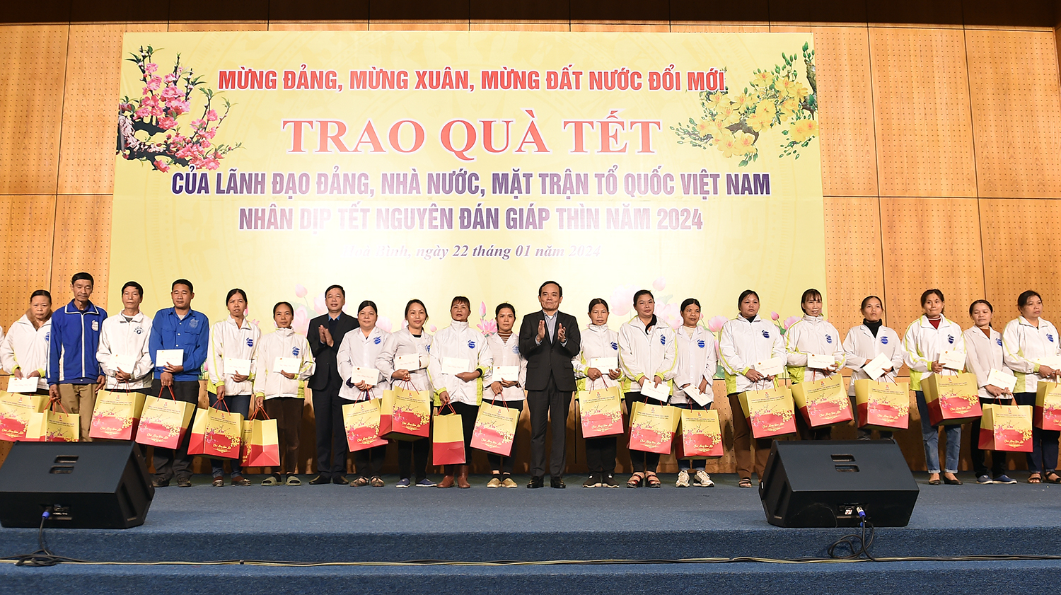 pho thu tuong tran luu quang trao qua tet cho gia dinh nguoi co cong ho ngheo tinh hoa binh hinh 2