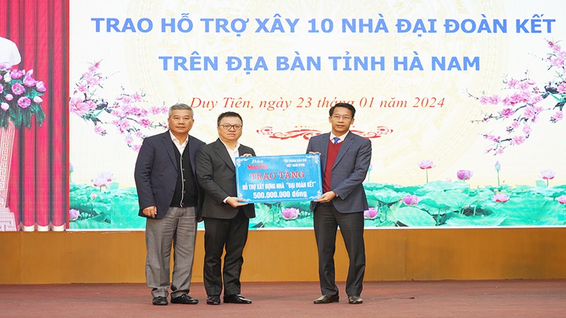 bao nhan dan trao tang kinh phi xay dung nha dai doan ket cho cac ho ngheo va trao qua tai ha nam hinh 1