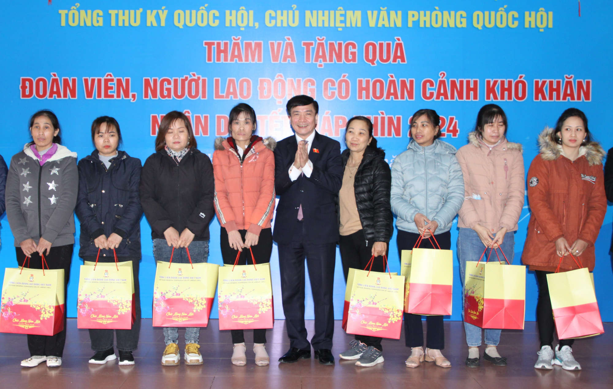 tong thu ky chu nhiem van phong quoc hoi bui van cuong tang qua tet cong nhan hai duong hinh 1