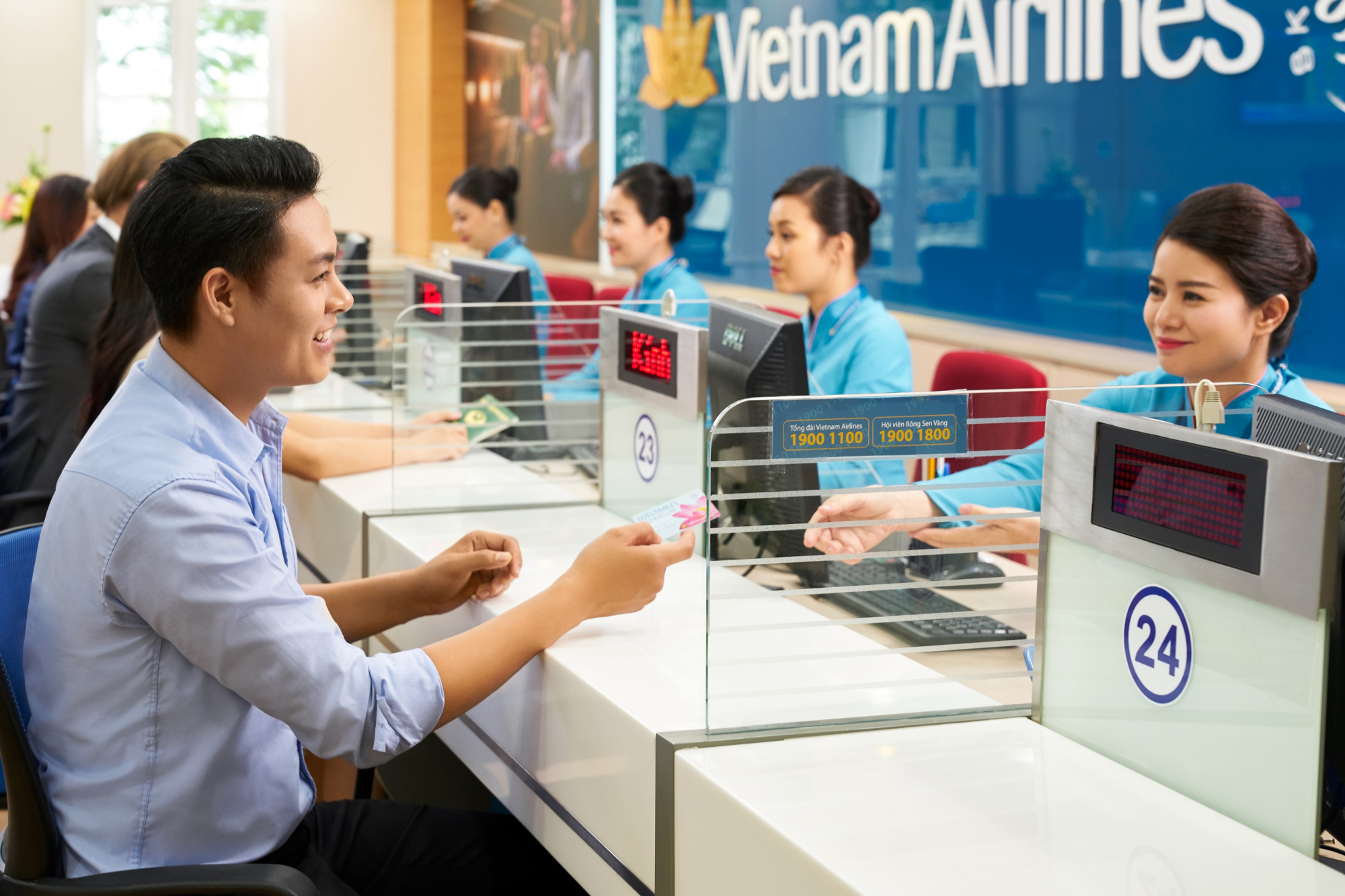 vietnam airlines khuyen nghi hanh khach mua ve tren kenh chinh thuc dip cao diem tet hinh 1