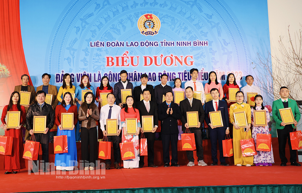 ninh binh bieu duong 94 dang vien la cong nhan lao dong tieu bieu hinh 1