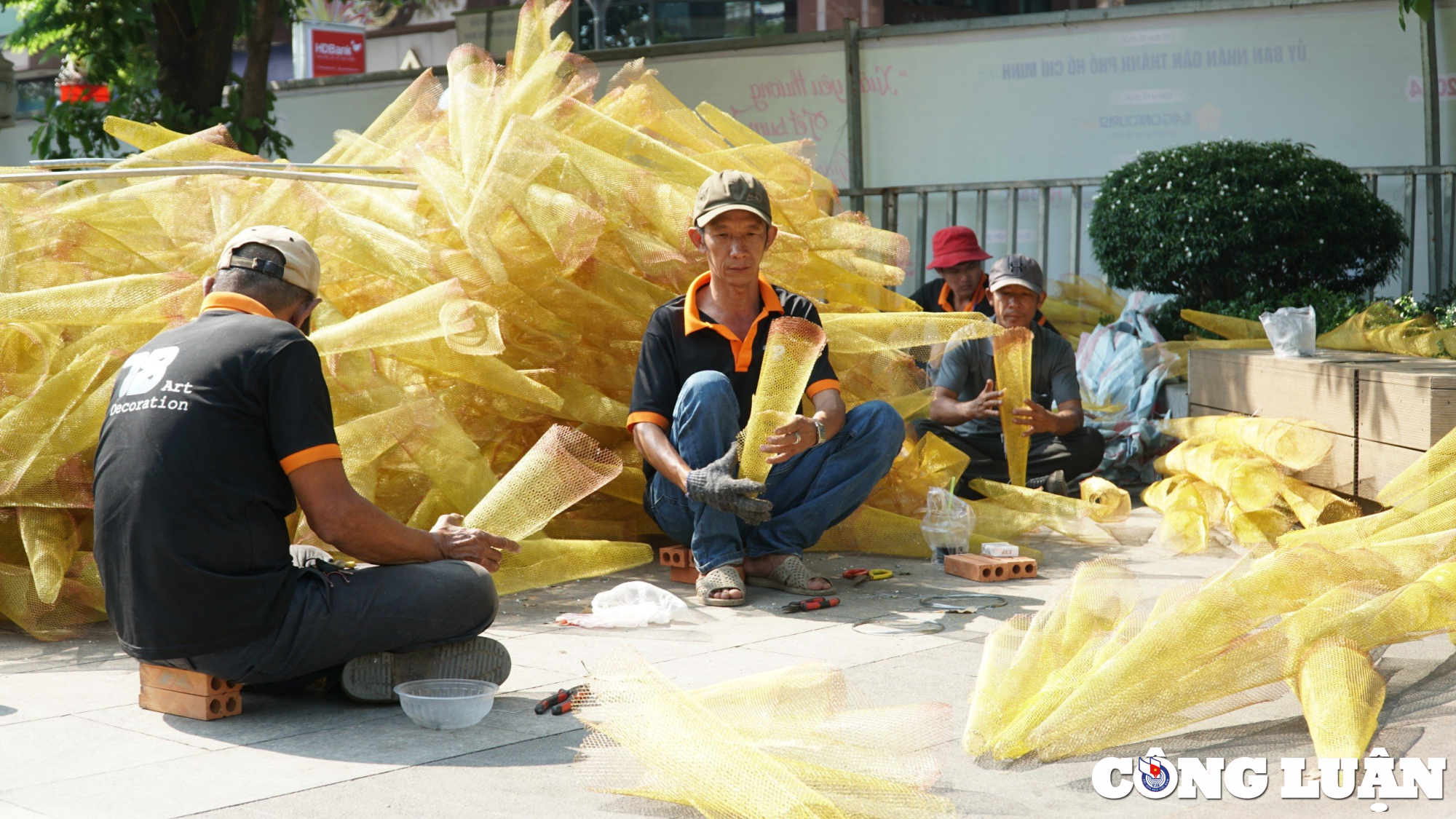 hai linh vat rong luong long trieu lien dai 100m oai ve tren duong hoa nguyen hue hinh 6