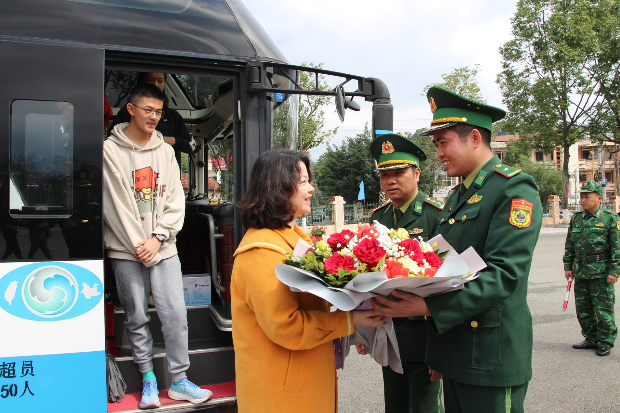 lao cai doan khach du lich trung quoc dau tien di xe qua bien gioi tham sa pa hinh 1