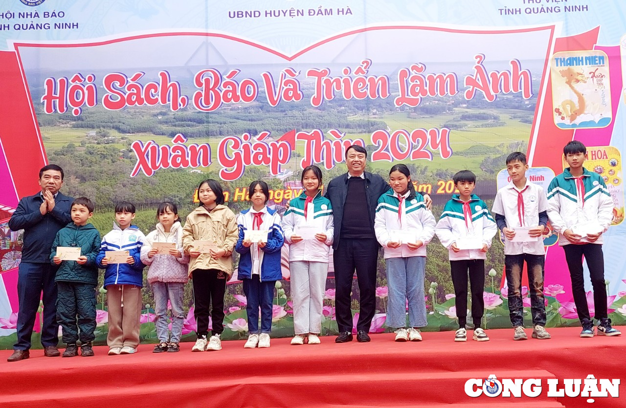 quang ninh khai mac hoi sach bao xuan tai huyen dam ha voi 100 an pham sach bao hinh 4