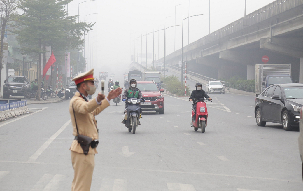 ha noi khuyen cao lai xe di chuyen khi thoi tiet xau co mua phun suong mu hinh 1