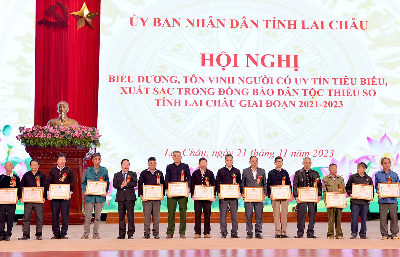 lai chau bieu duong ton vinh nguoi co uy tin tieu bieu xuat sac trong dong bao dan toc thieu so hinh 2