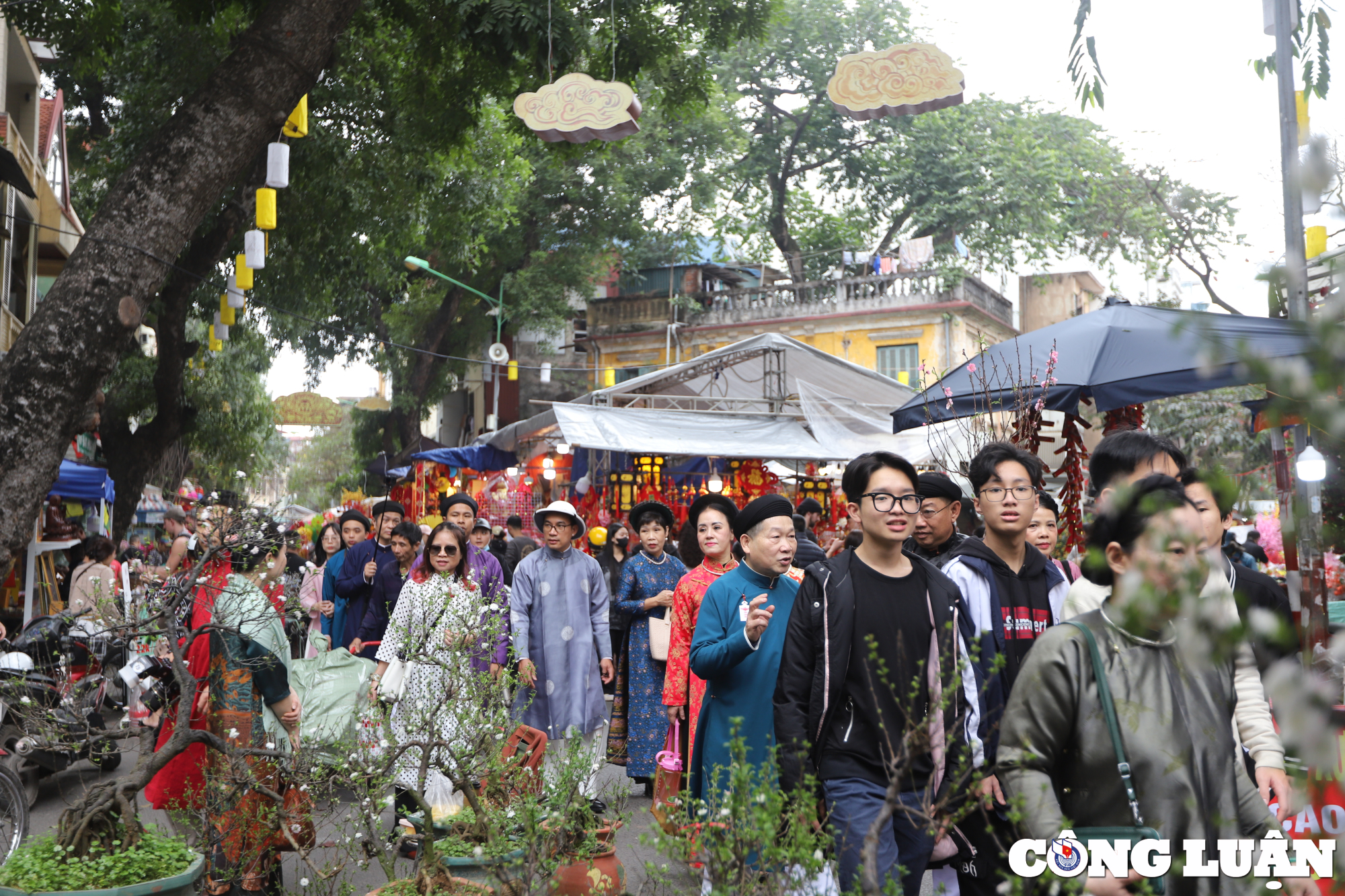 du khach thich thu voi hinh anh nguoi ha noi dien co phuc dao pho co hinh 11