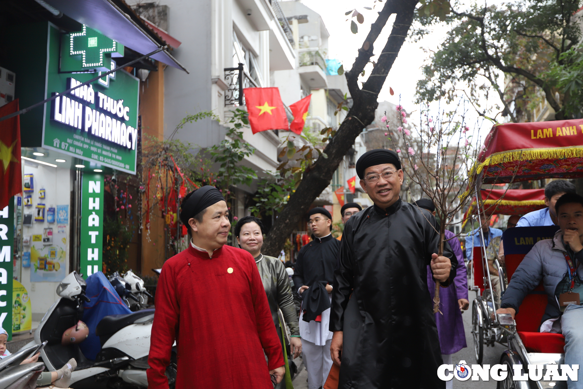 du khach thich thu voi hinh anh nguoi ha noi dien co phuc dao pho co hinh 3