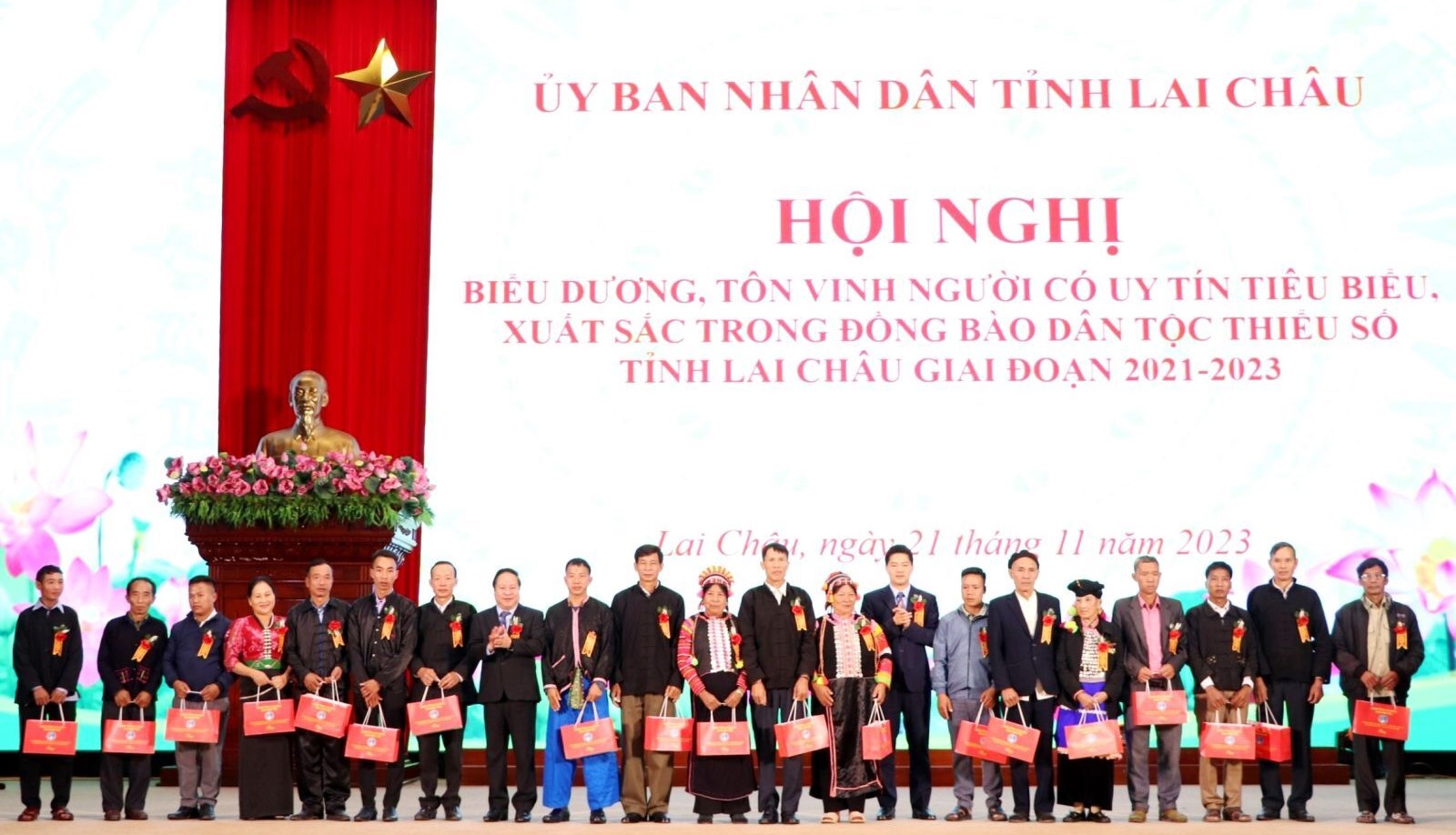 lai chau bieu duong ton vinh nguoi co uy tin tieu bieu xuat sac trong dong bao dan toc thieu so hinh 3