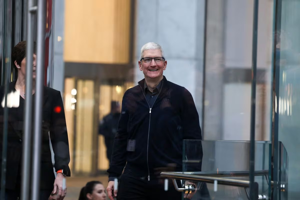 apple thang vu kien tra luong qua cao cho ceo tim cook hinh 1