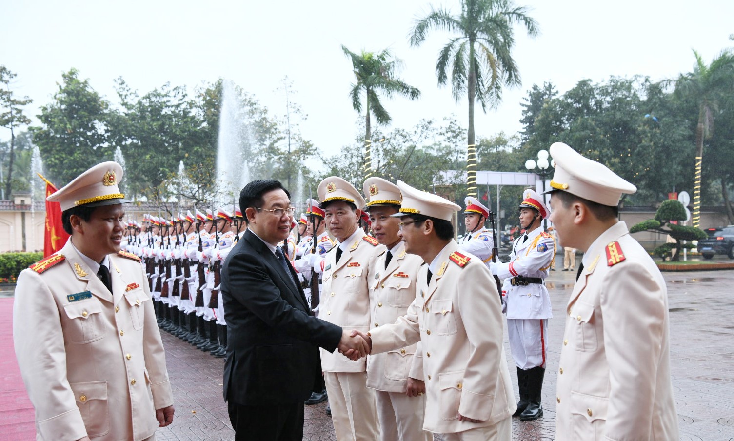 chu tich quoc hoi vuong dinh hue tham chuc tet cong an tinh nghe an hinh 1