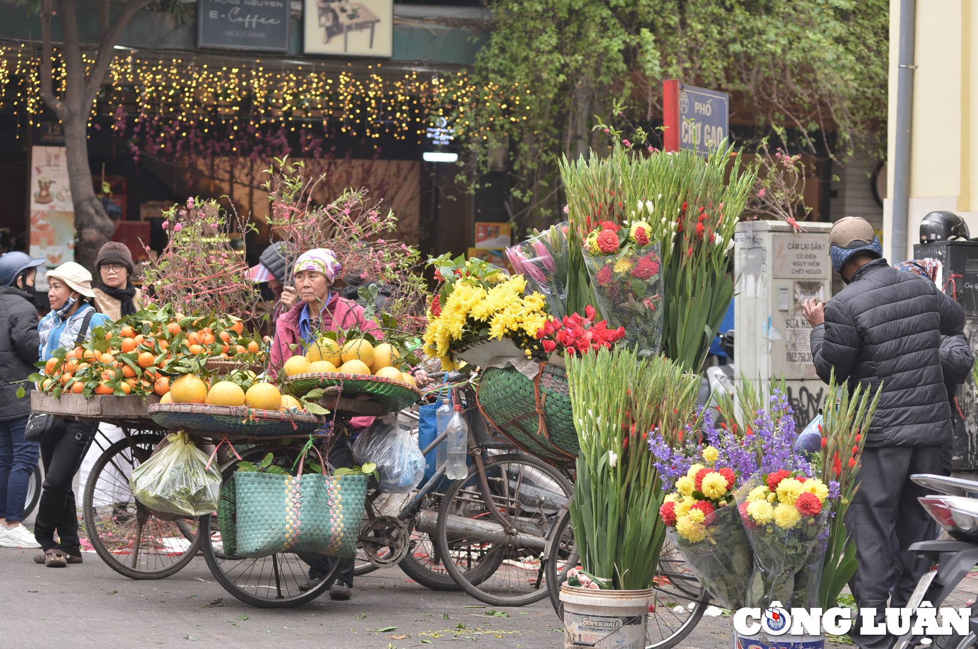 ha noi nhon nhip nguoi mua ke ban dip can tet nguyen dan 2024 hinh 2