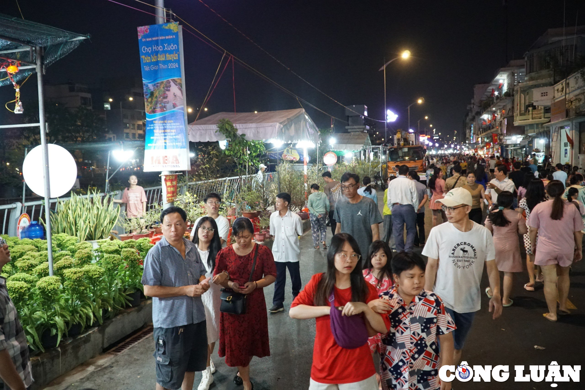 tp hcm cho hoa xuan tren ben duoi thuyen van hut khach ngay can tet hinh 3