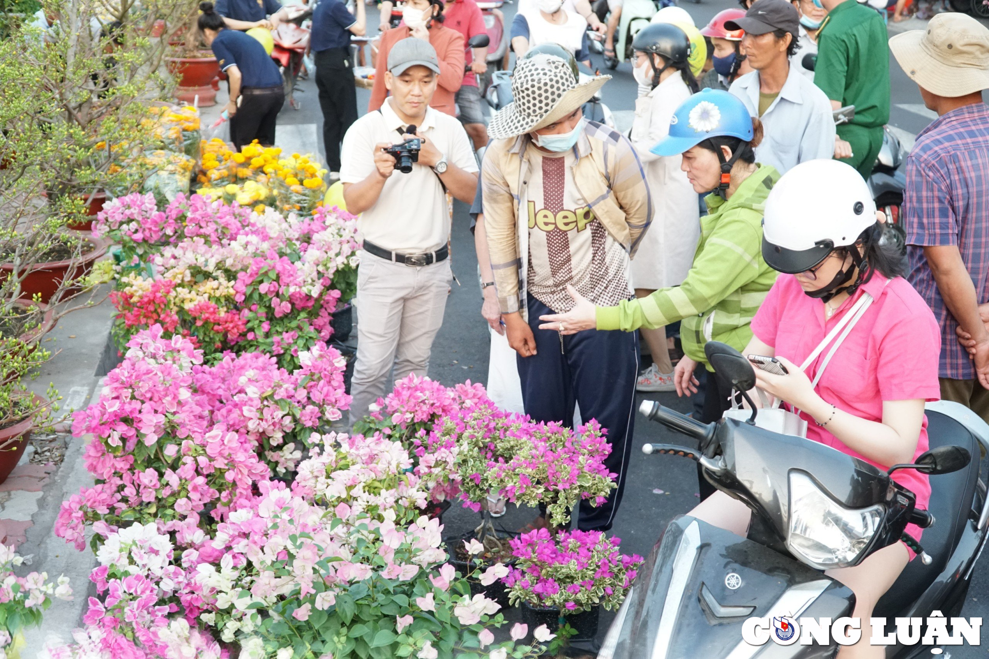 tp hcm cho hoa xuan tren ben duoi thuyen van hut khach ngay can tet hinh 10