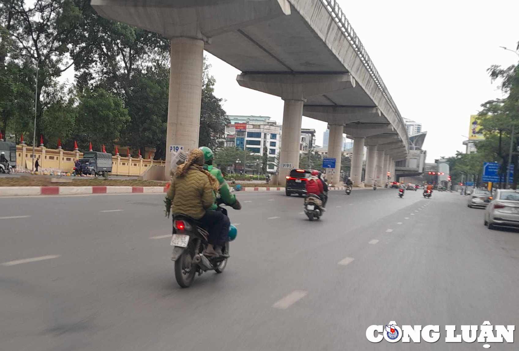 ngay cuoi nam nhieu lai xe om cong nghe van bam tru tai ha noi muu sinh hinh 1