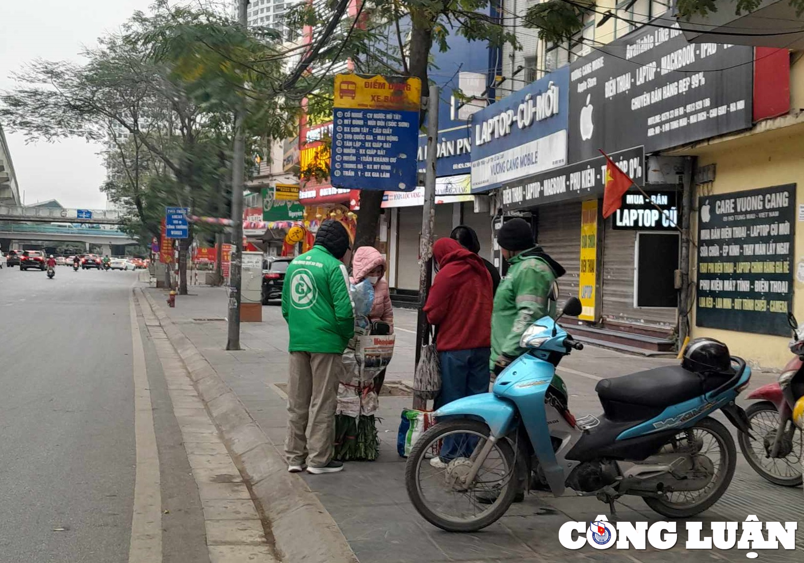 ngay cuoi nam nhieu lai xe om cong nghe van bam tru tai ha noi muu sinh hinh 2