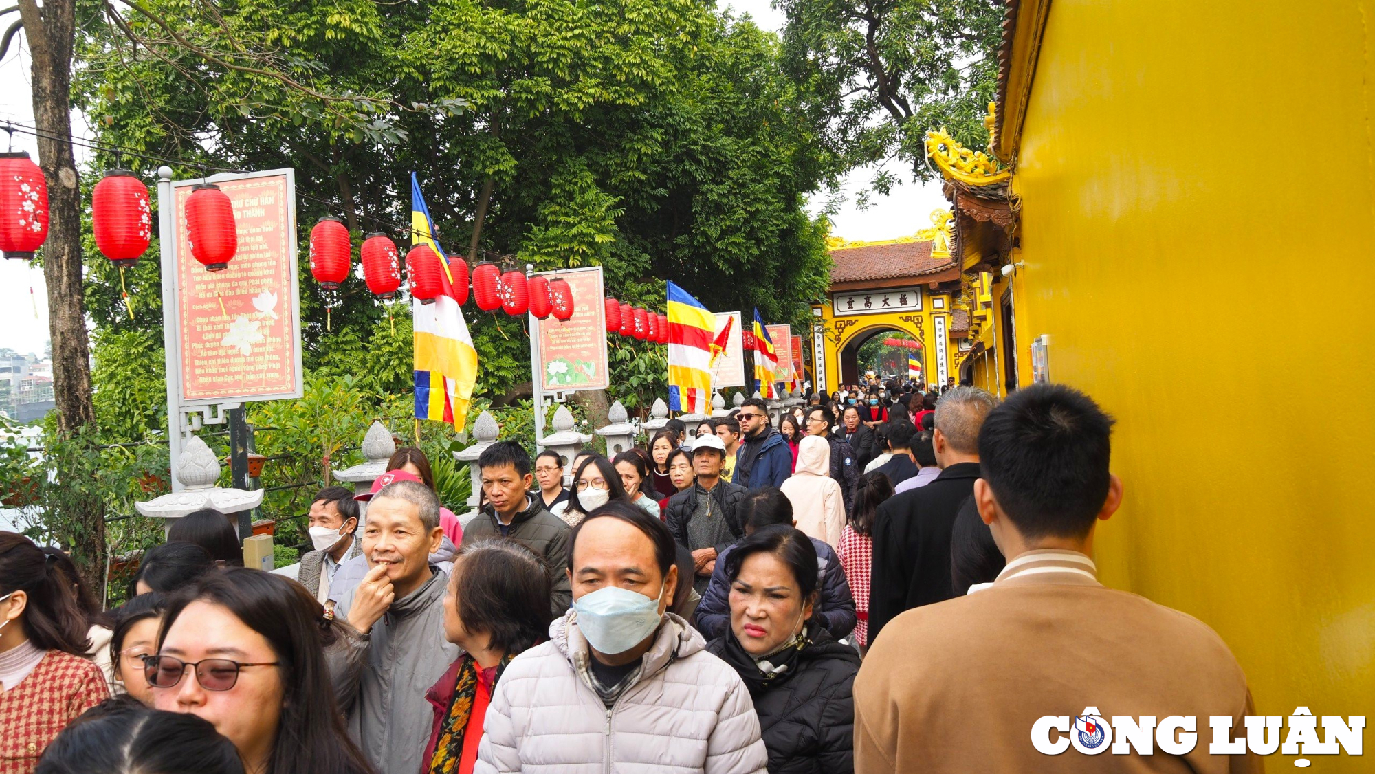 ha noi du khach chen chan xep hang de vang canh chua tran quoc hinh 3