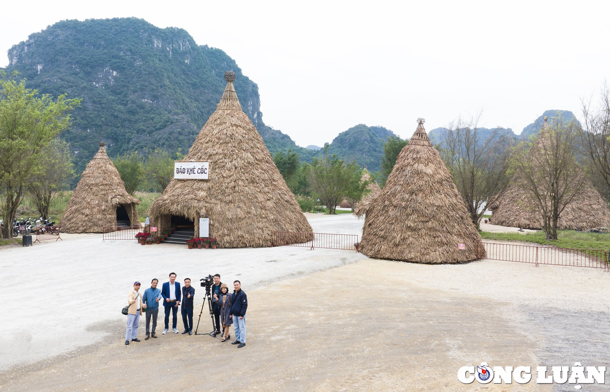 nhung du khach quoc te dau tien du xuan xong dat ninh binh hinh 2