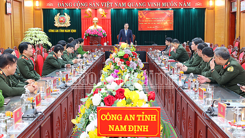 lanh dao tinh nam dinh tham chuc tet cac don vi lam nhiem vu dem giao thua hinh 1