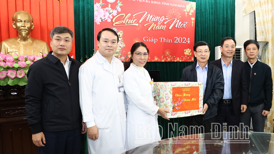 lanh dao tinh nam dinh tham chuc tet cac don vi lam nhiem vu dem giao thua hinh 4