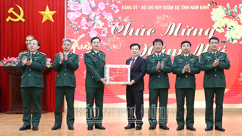 lanh dao tinh nam dinh tham chuc tet cac don vi lam nhiem vu dem giao thua hinh 3