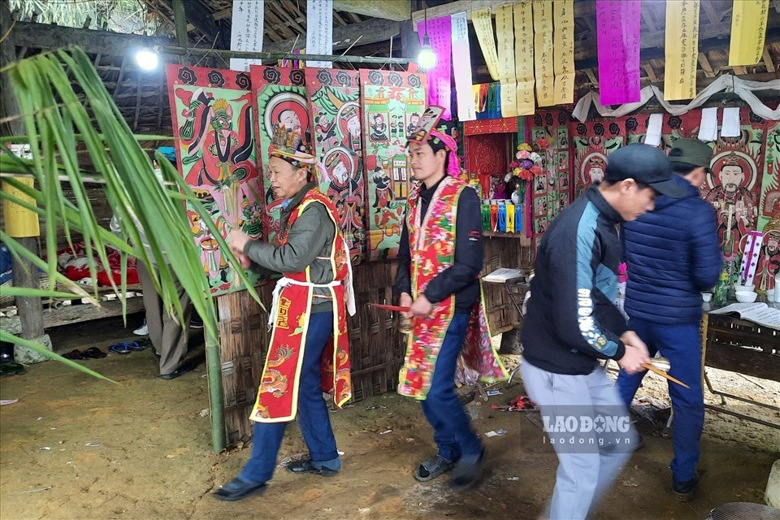 doc dao le cau mua cua nguoi dao do o khai trung hinh 3