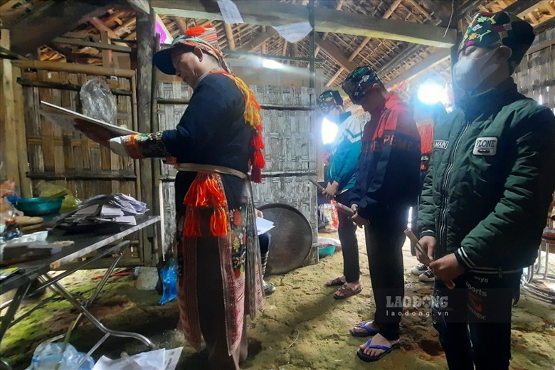 doc dao le cau mua cua nguoi dao do o khai trung hinh 4