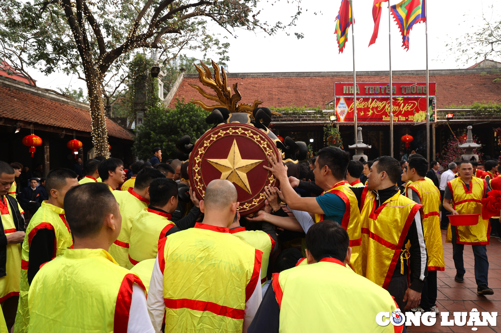 hang nghin nguoi dan chen nhau ruoc 2 qua phao khong lo o lang dong ky hinh 4