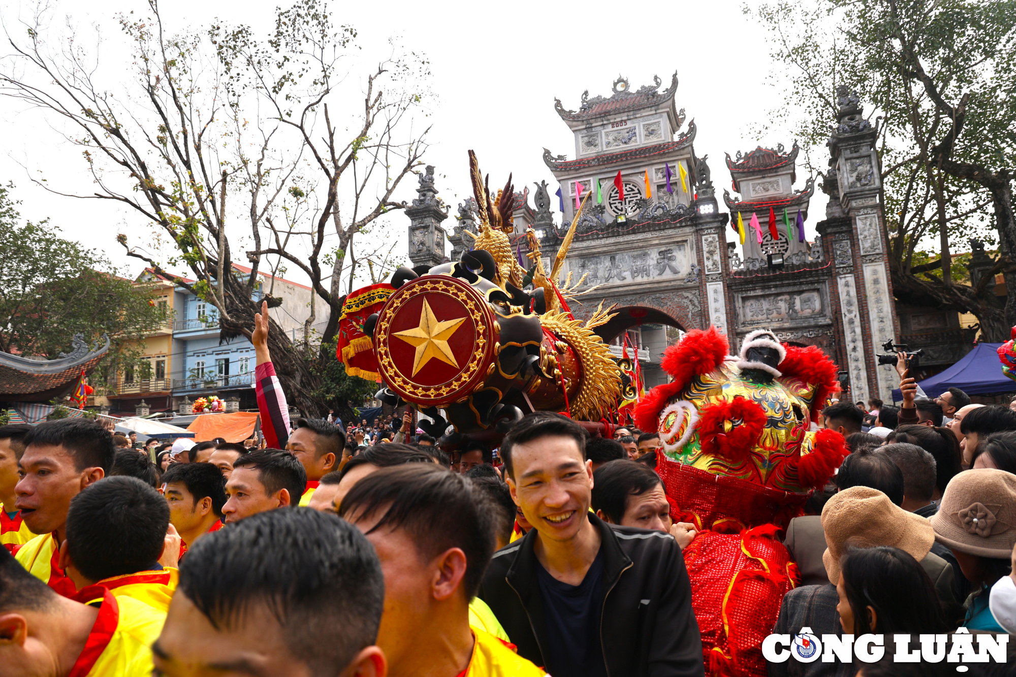 hang nghin nguoi dan chen nhau ruoc 2 qua phao khong lo o lang dong ky hinh 10