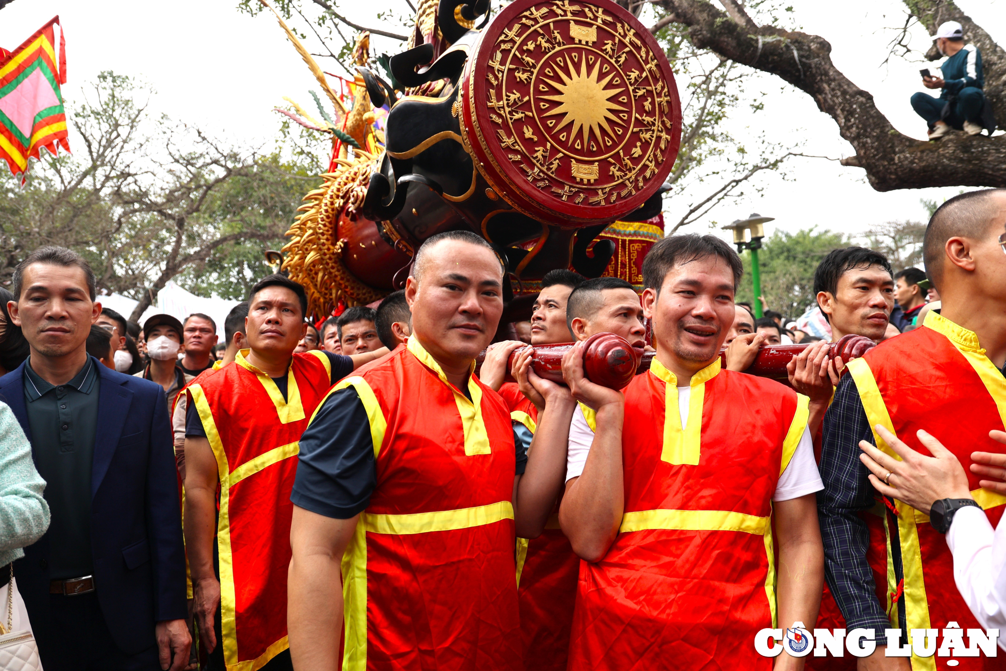 hang nghin nguoi dan chen nhau ruoc 2 qua phao khong lo o lang dong ky hinh 8