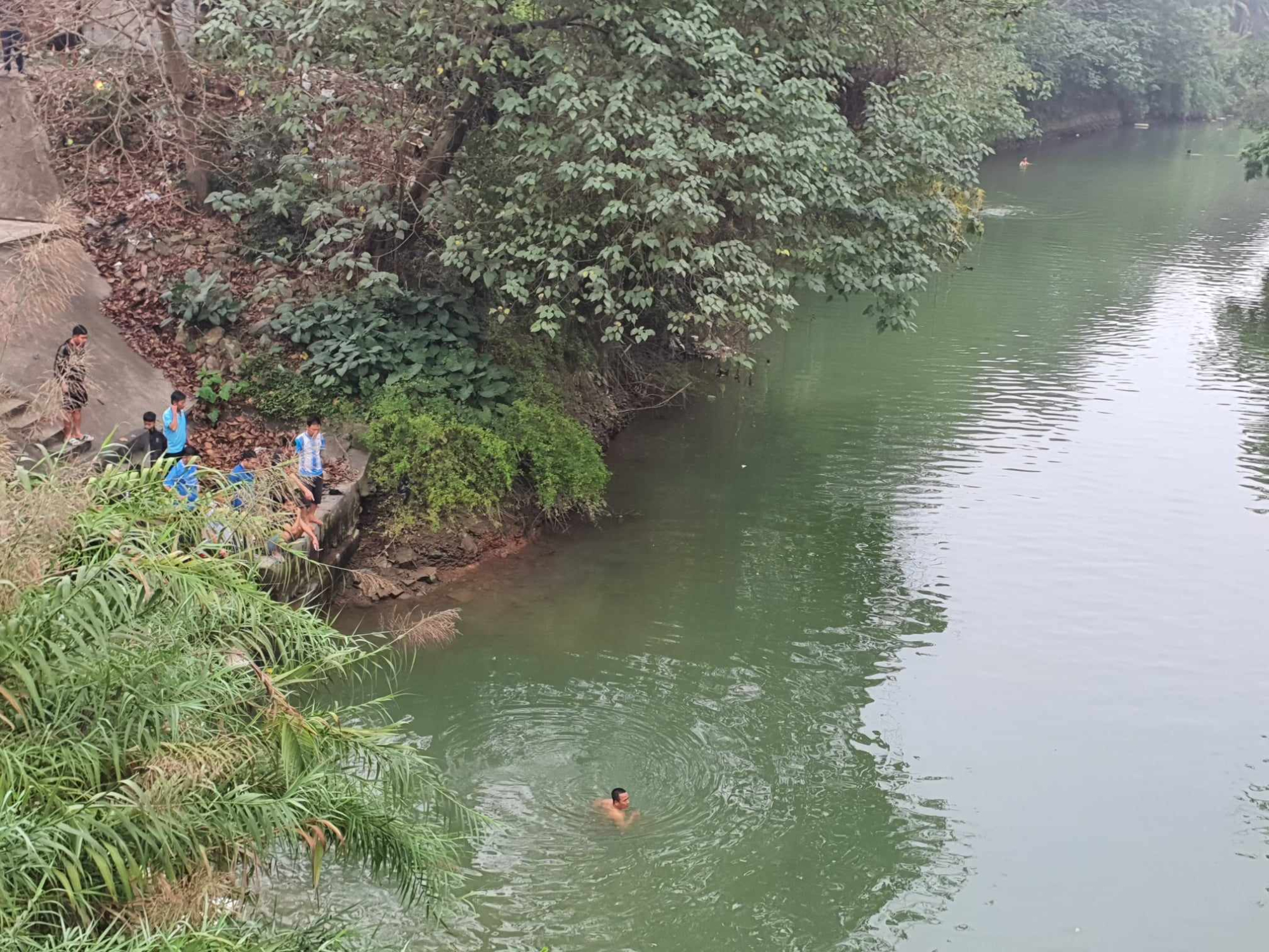 nam thanh nien moi di xuat khau lao dong ve nghi nhay cau tu tu hinh 1