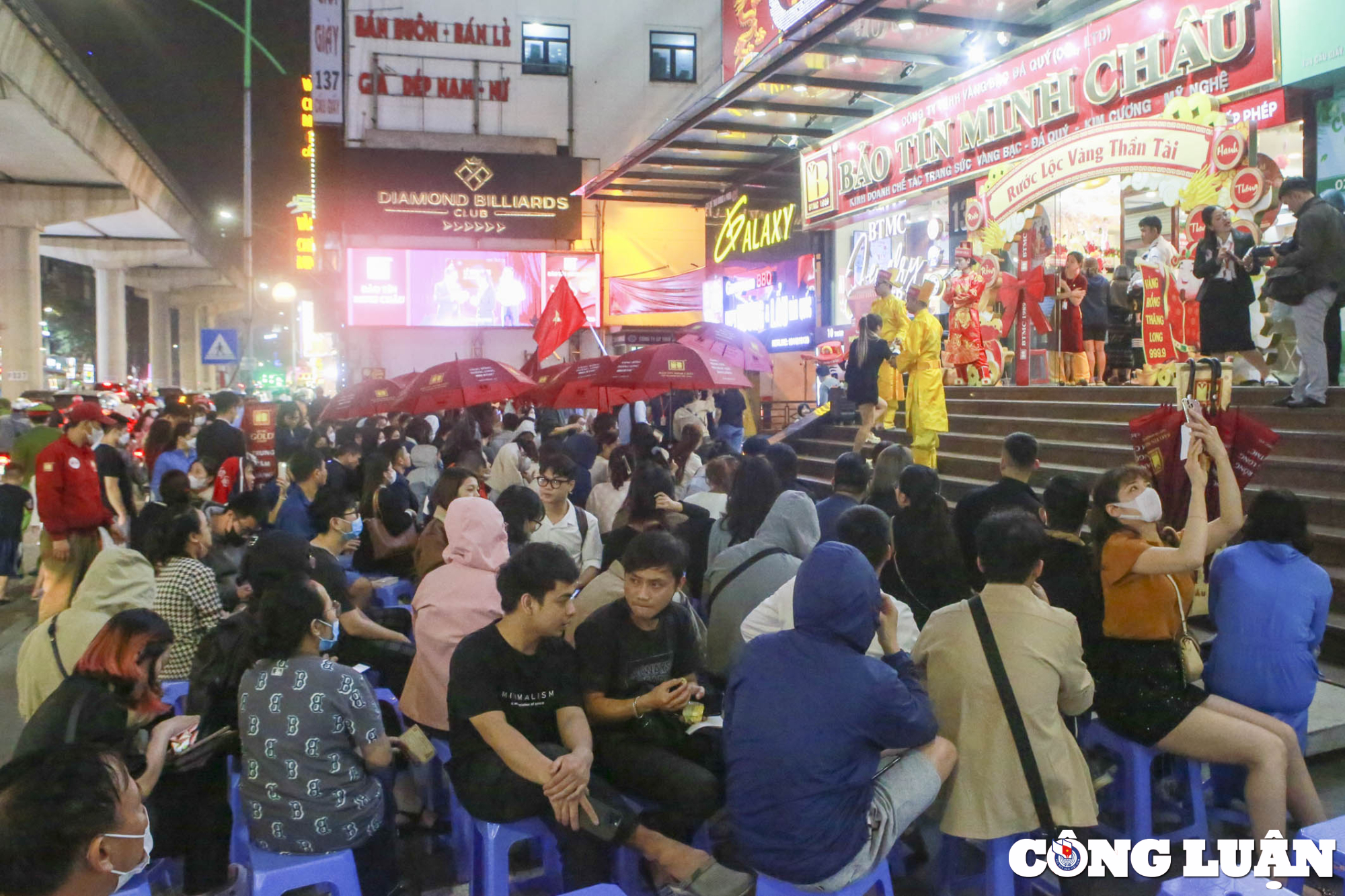 ha noi nguoi dan doi mua an banh mi xep hang cho doi mua vang trong dem hinh 1