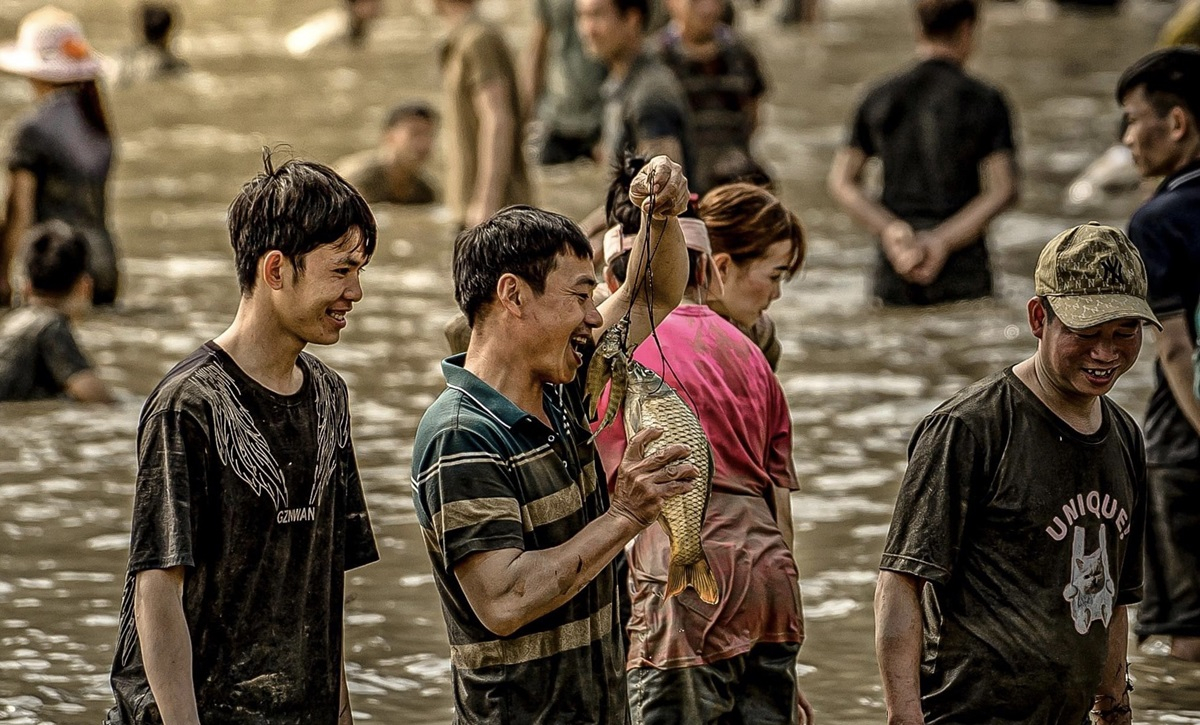 nguoi dan xuong ao dam bun bat ca trong le hoi long tong o tuyen quang hinh 5