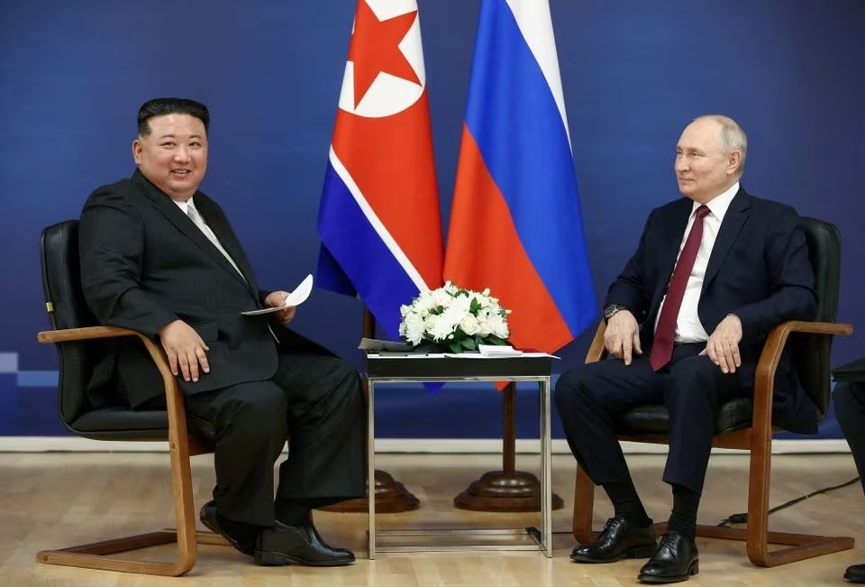 ong kim jong un nhan qua xe hoi tu tong thong vladimir putin hinh 1