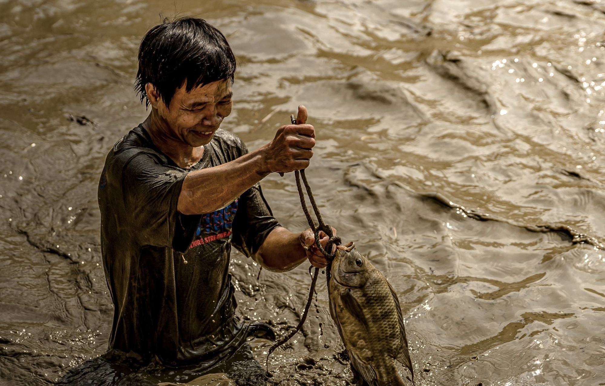 nguoi dan xuong ao dam bun bat ca trong le hoi long tong o tuyen quang hinh 2