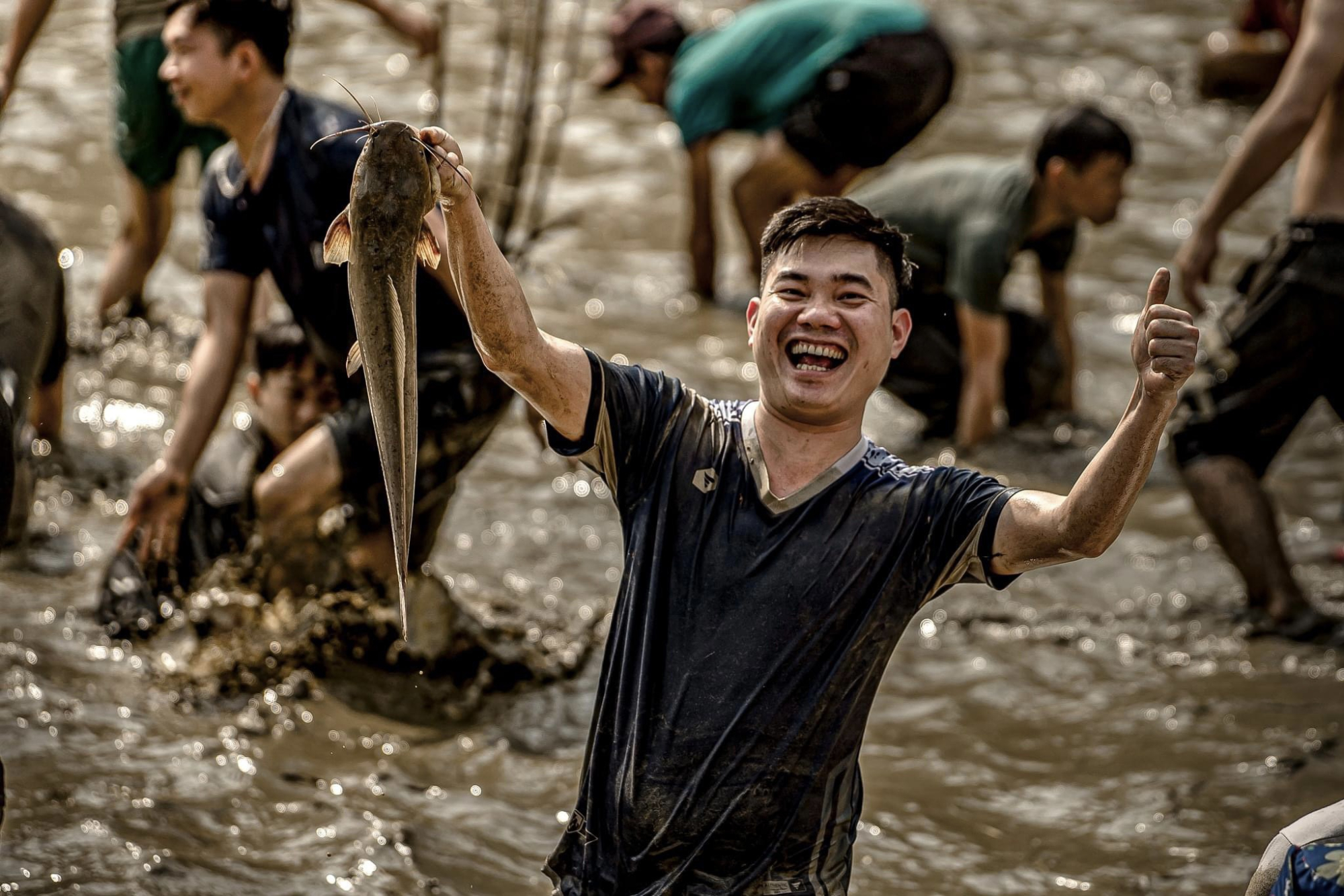 nguoi dan xuong ao dam bun bat ca trong le hoi long tong o tuyen quang hinh 3