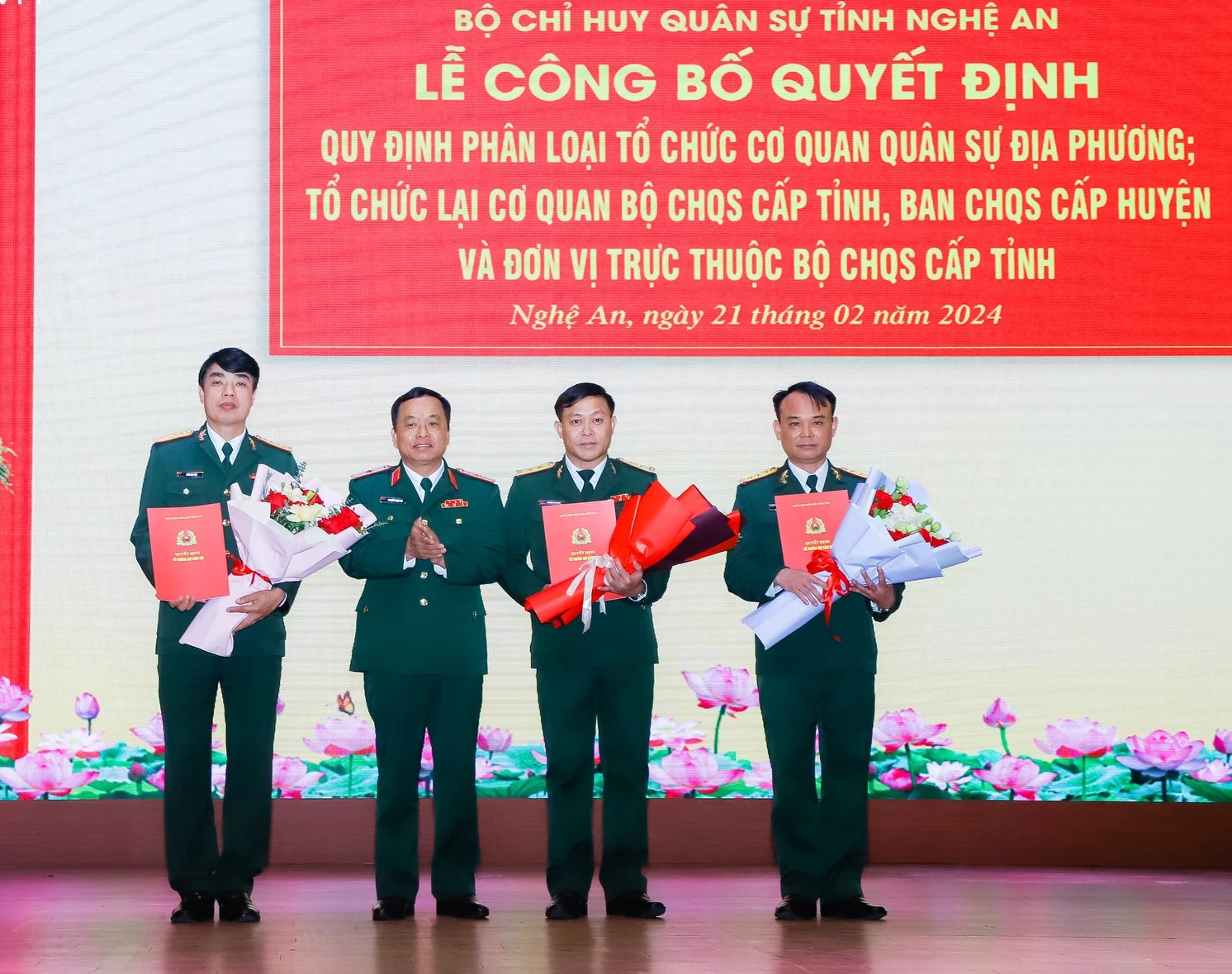 cong bo quyet dinh sap nhap to chuc lai co quan bo chi huy quan su tinh nghe an hinh 1