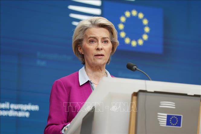 ursula von der leyen  sieu nhan vuot thach thuc hinh 2