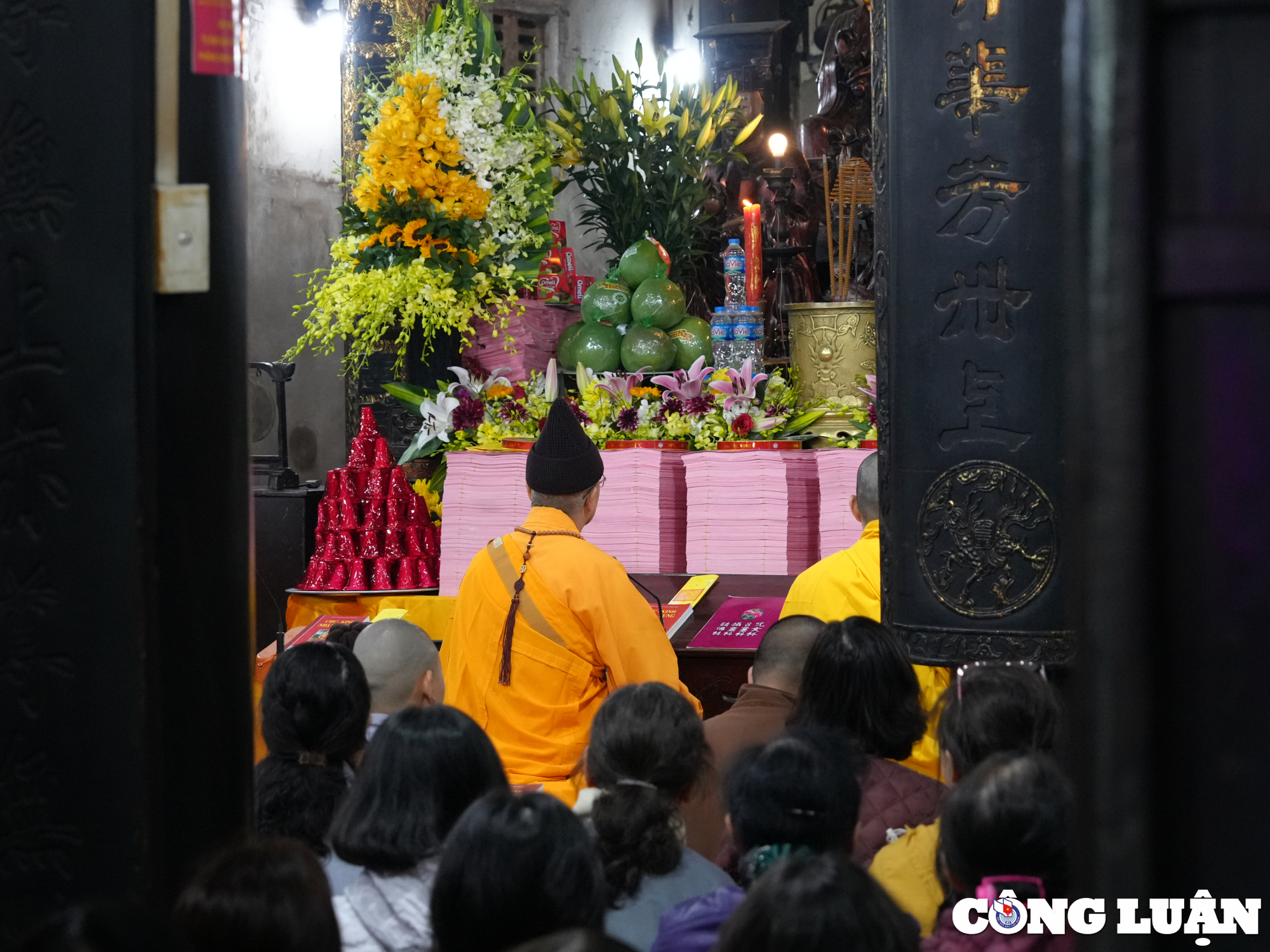 ha noi dong dao nguoi dan du dai le cau an trong di tich chua phuc khanh hinh 3