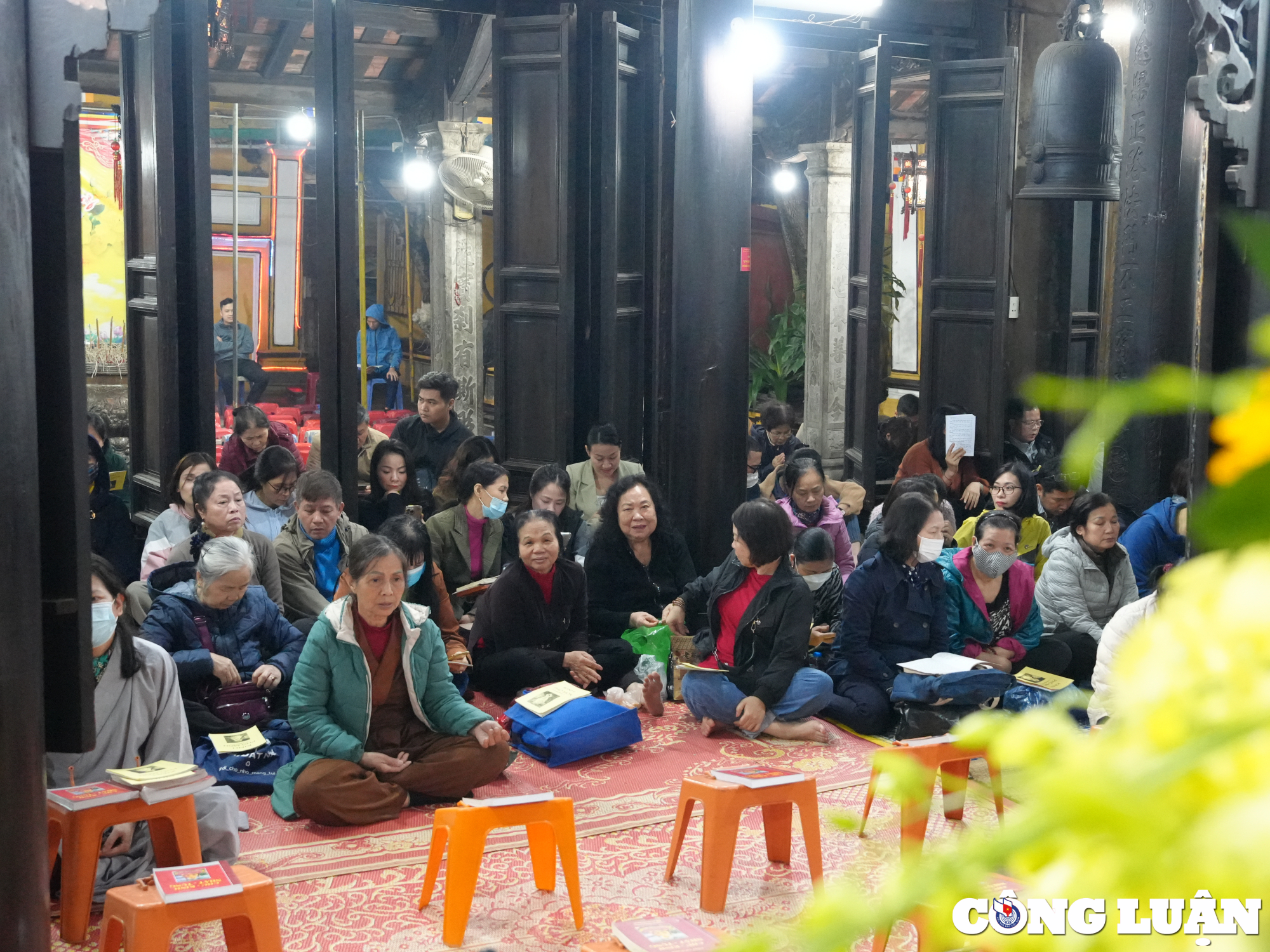 ha noi dong dao nguoi dan du dai le cau an trong di tich chua phuc khanh hinh 15