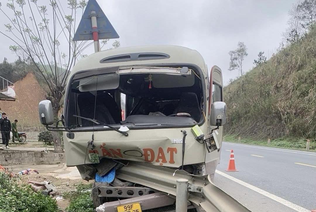 xe khach mat lai tong vao ho lan nhieu nguoi bi thuong hinh 1