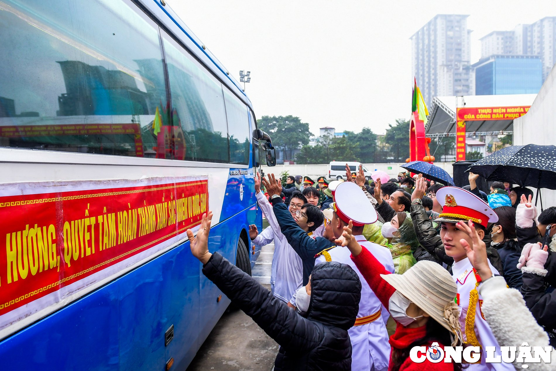 ha noi bin rin ngay hoi giao nhan quan voi gan 4500 thanh nien len duong nhap ngu hinh 8