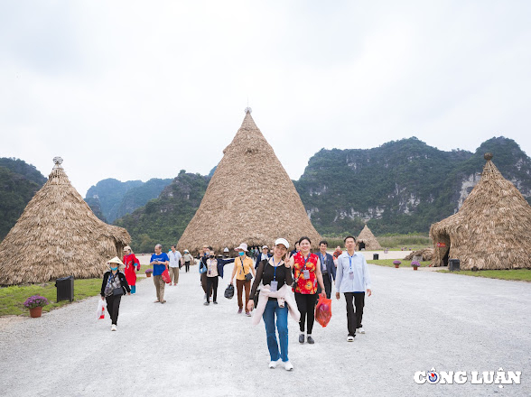 sieu thu vi voi trai nghiem sinh hoat cong dong cua cu dan co trang an tai dao khe coc hinh 1