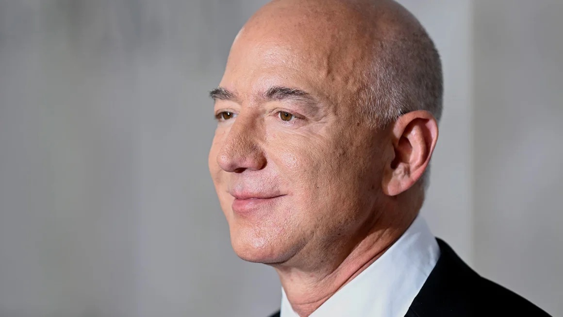 jeff bezos gianh lai ngoi giau nhat the gioi tu tay elon musk hinh 1