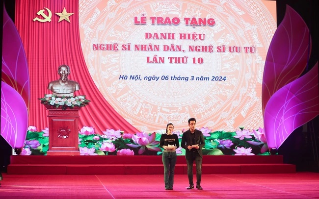 le trao tang danh hieu nsnd nsut lan thu 10 dien ra tai nha hat lon ha noi hinh 1