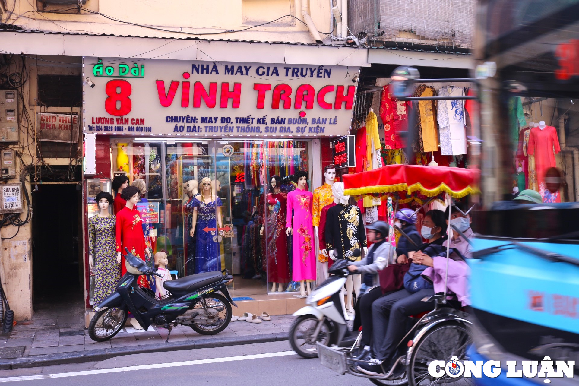 nguoi phu nu o ha noi gan ca doi voi nhung ta ao dai truyen thong hinh 13