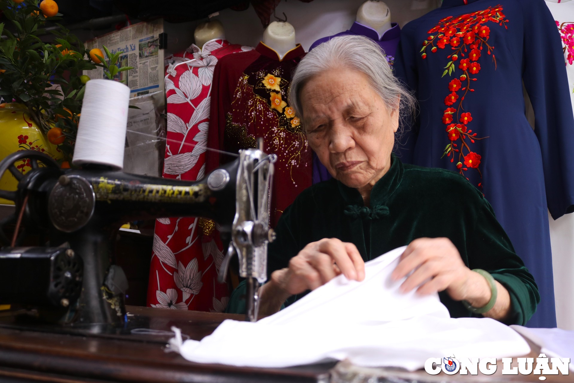 nguoi phu nu o ha noi gan ca doi voi nhung ta ao dai truyen thong hinh 2