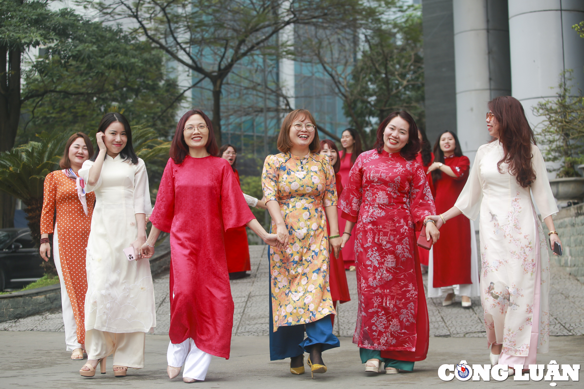 nu can bo vien chuc bao nha bao va cong luan duyen dang ben ta ao dai truyen thong hinh 2