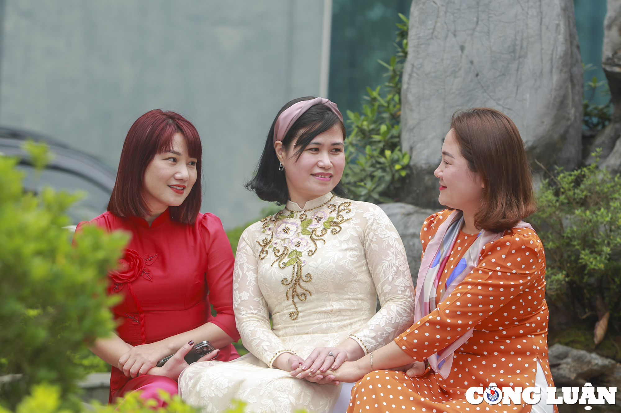 nu can bo vien chuc bao nha bao va cong luan duyen dang ben ta ao dai truyen thong hinh 6