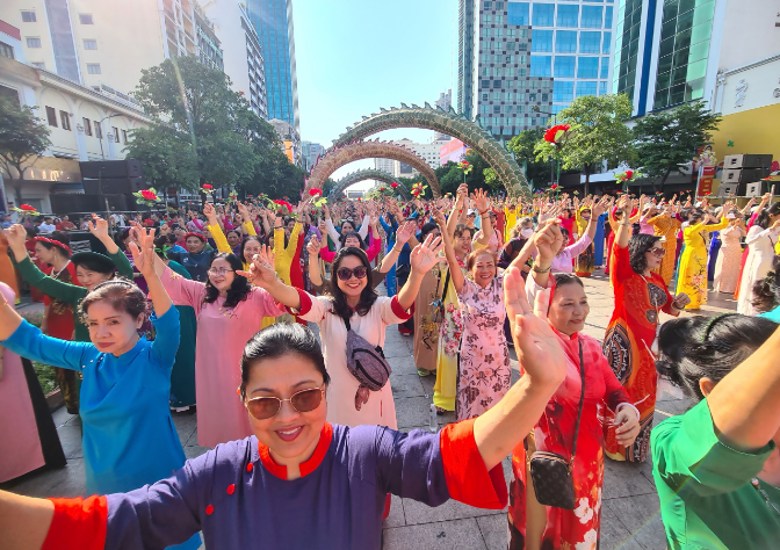 hon 5000 nguoi dong dien ao dai tren pho di bo nguyen hue hinh 1